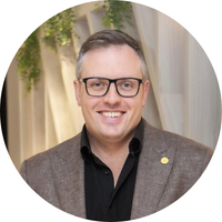 Headshot of Angus Bean