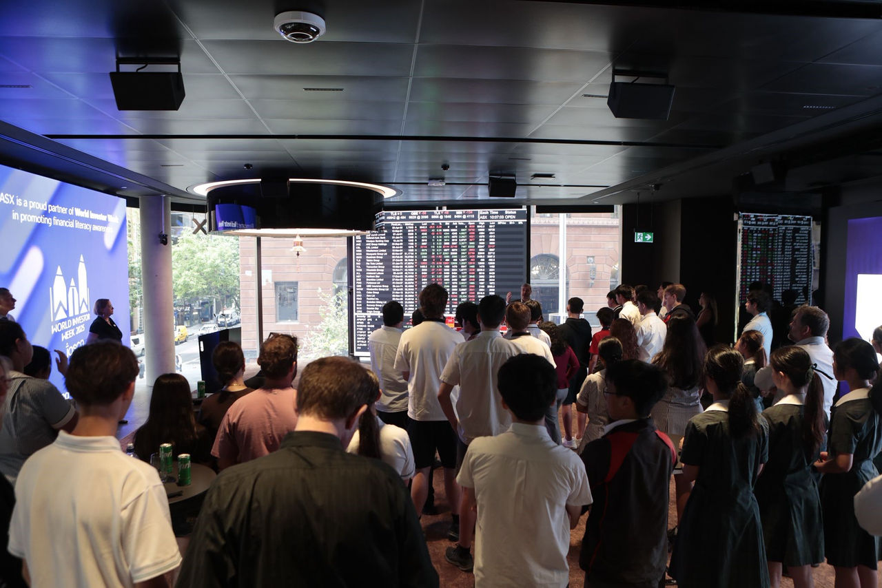 2025 Ring the bell - crowd